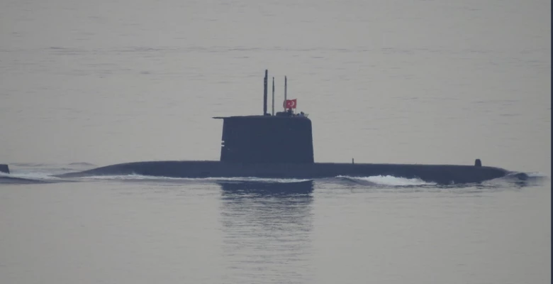 Το τουρκικό υποβρύχιο «Preveze» περνά τα Στενά της Χίου (βίντεο)